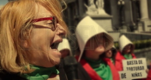 Miriam Lewin durante la lectura del manifiesto abortista frente al Congreso - El Disenso