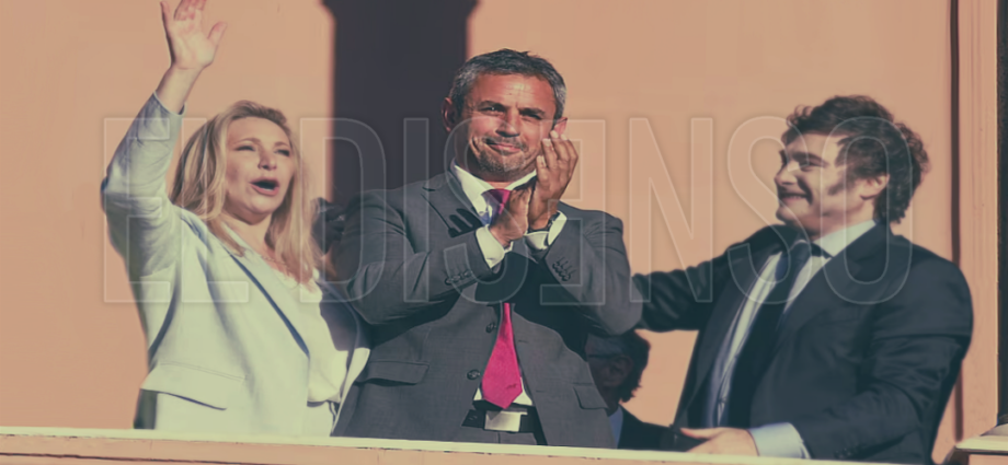 Martín Menem con Javier Milei y Karina Milei en el balcón de la Casa Rosada