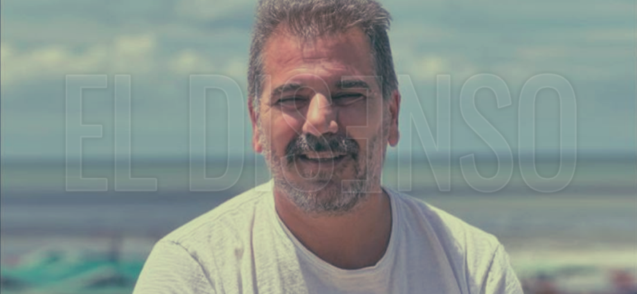 Diputado Cristian Ritondo de frente con fondo de la playa y el mar de Punta del Este, Uruguay, relacionado con la investigación de su lote en Reserva Montoya.