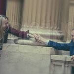 Diego Santilli y Karina Milei sonríen en la Cámara de Diputados