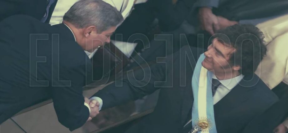 El presidente de la Corte Suprema, Horacio Rosatti, y el presidente de la Nación, Javier Milei, estrechándose la mano en el recinto.