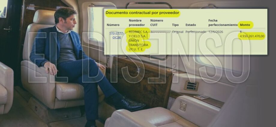 Axel Kicillof a bordo de un avión ejecutivo durante una gira oficial
