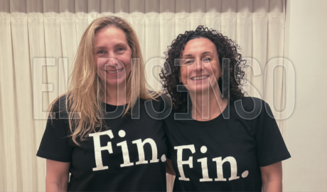 Karina Milei y Mara Gorini juntas, usando una remera negra con la palabra "FIN" estampada en letras blancas.