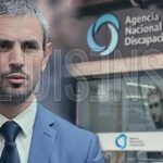 Martín Menem y el ingreso principal de la sede de la Agencia Nacional de Discapacidad (ANDIS)